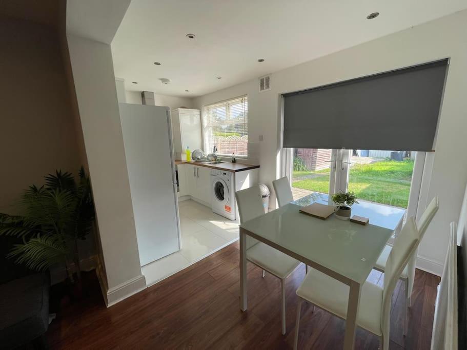 Entire Ground Floor Apartment In Watford Watford  Exteriör bild