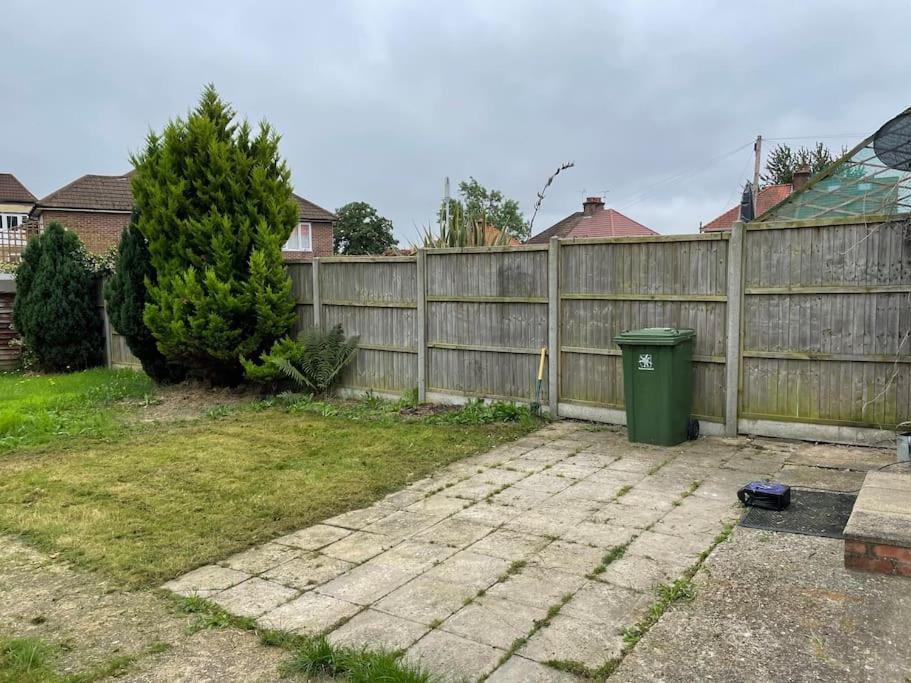 Entire Ground Floor Apartment In Watford Watford  Exteriör bild